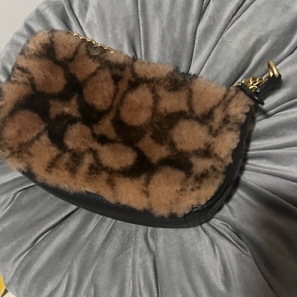 Coach X Jennifer Lopez Brown and Black Shoulder Bag with Elegant Design - Picture 5 of 5